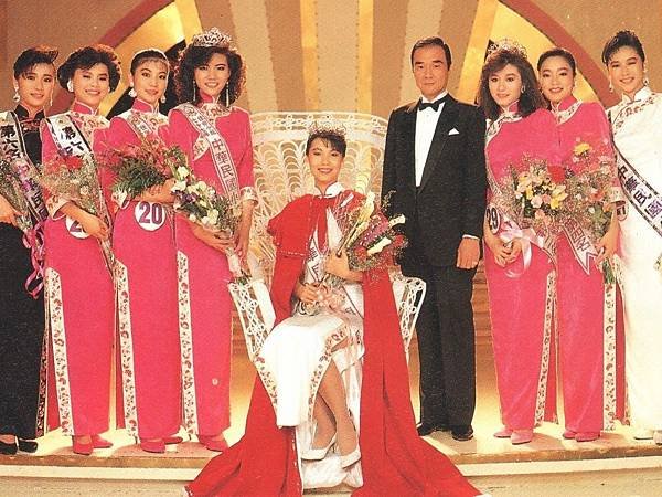 P1）1988年第一屆中國小姐前八名，左邊第四位戴后冠的是周慧芬。.JPG