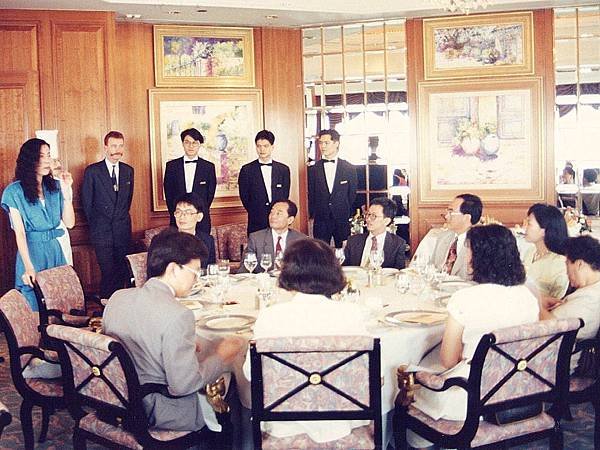 P1）1992年春季「香江名饌美食之旅」，我與澤治帶領讀者在香港太古廣場港島香格里拉五十六樓Petrus餐廳享用法國料理，我負責主持宴會開場。.JPG