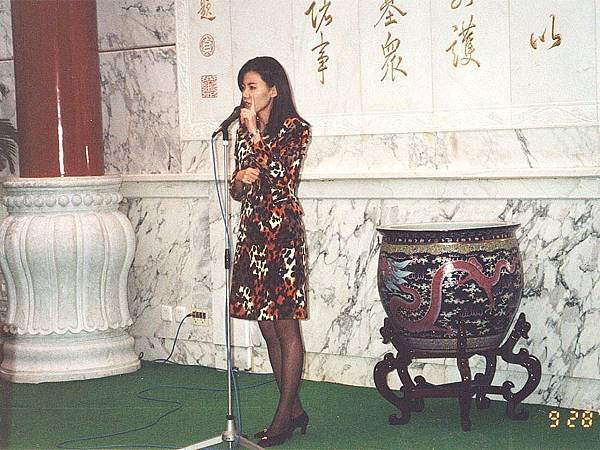 P1）1996年CC美食俱樂部「北京釣魚台國賓館國宴之旅」，我們帶領讀者下榻國賓館並享用國宴。本圖是我在國賓館二號樓宴會廳主持國宴開場。.JPG