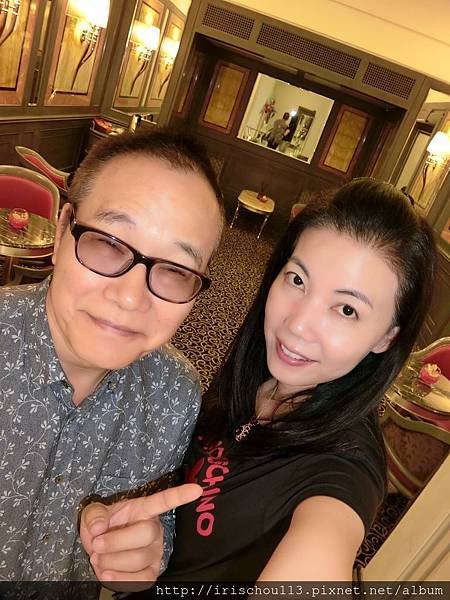 P26）我和咪呢在房客休息區.jpg