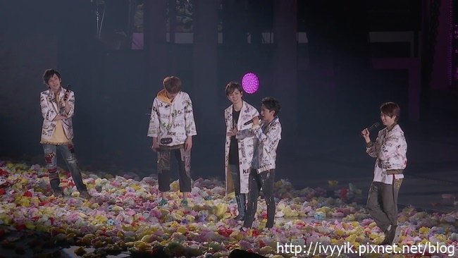 ARASHI_LIVE_TOUR_2016-2017_Are_You_Happy？　DISC2_t00[(079341)2017-06-18-15-44-59].JPG