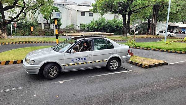 汽車駕照平行路邊停車