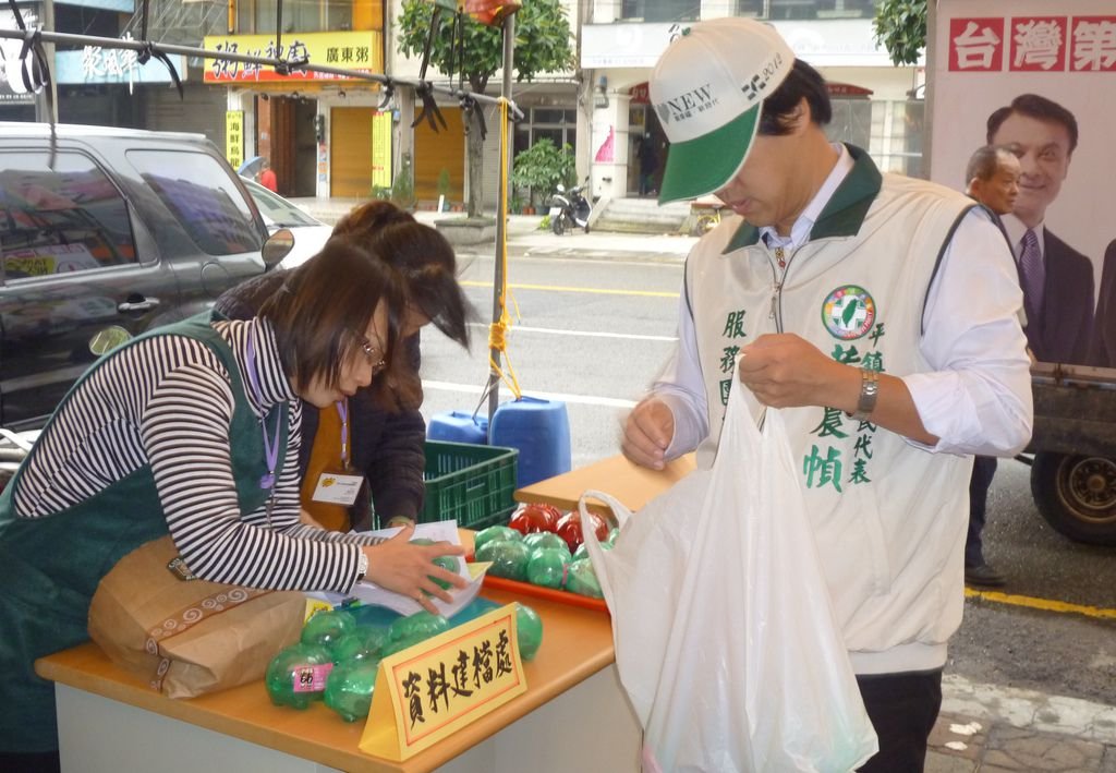 100.12.10市民代表黃農幀服務團隊帶領小豬回娘家(1).JPG