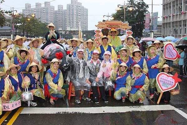 101.11.18平鎮客家踩街嘉年華-隊伍出發，風雨無阻(6)