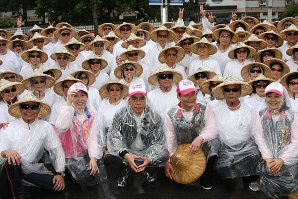 101.11.18平鎮客家踩街嘉年華-隊伍出發，風雨無阻(7)