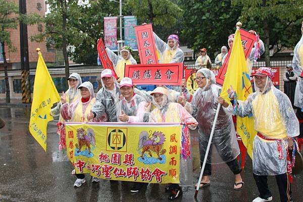 101.11.18平鎮客家踩街嘉年華-隊伍出發，風雨無阻(8)