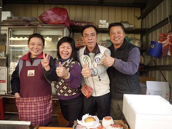 tn_2014.1.30陪同鄭文燦主委至平鎮市山子頂永豐市場發春聯(4)