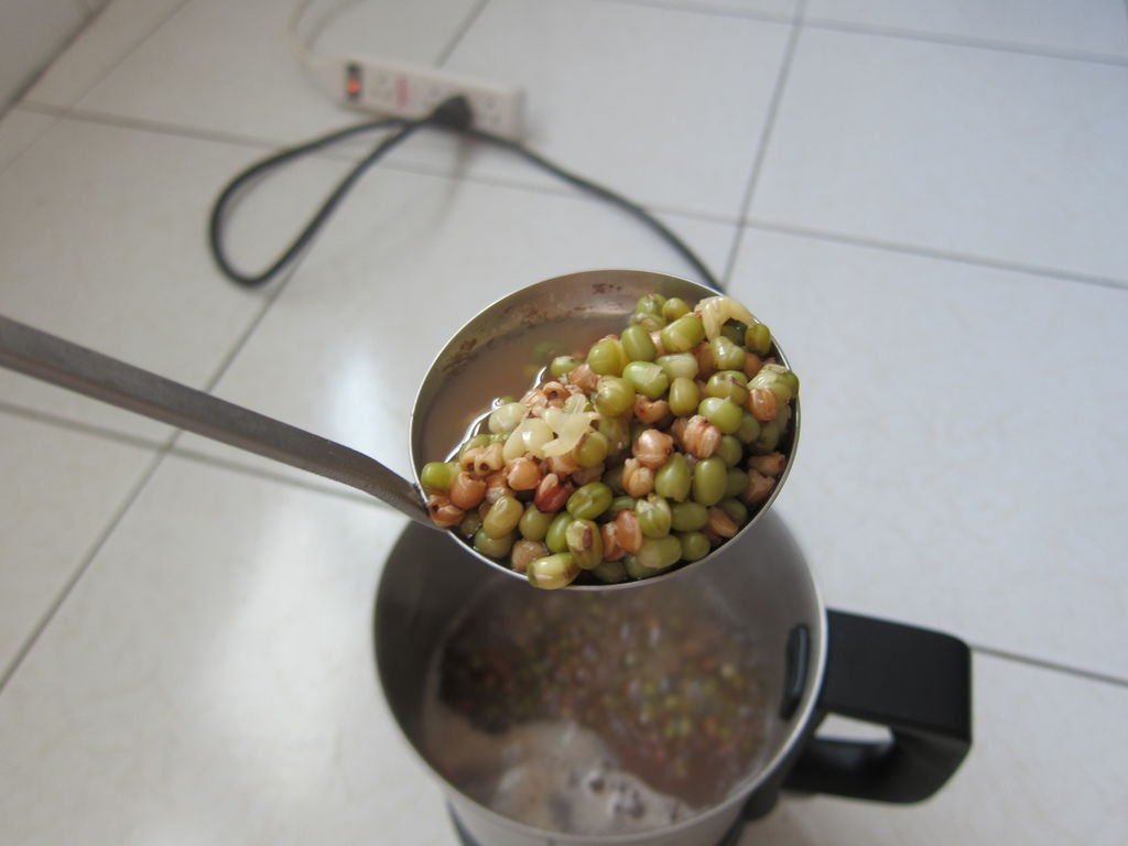 16綠豆+薏仁~試驗失敗(綠豆熟透薏仁沒熟).JPG
