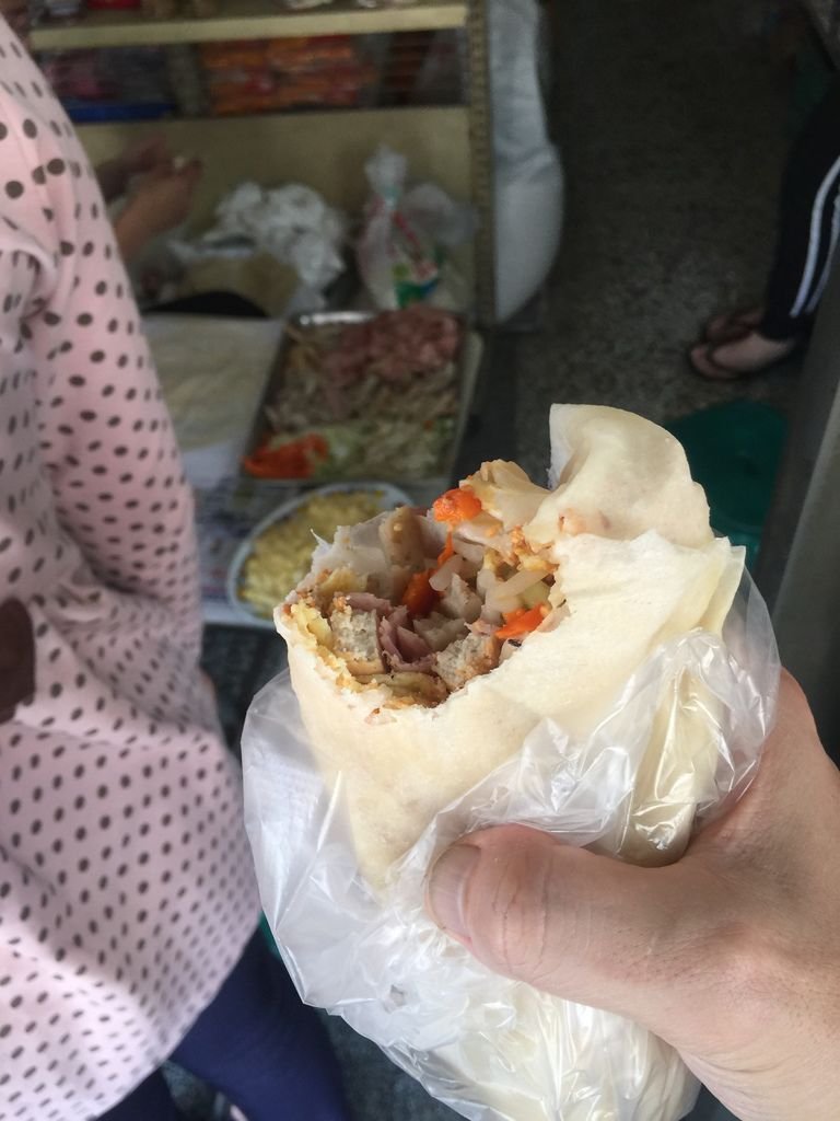 08好吃的潤餅~每一口都有滿滿的好料.JPG