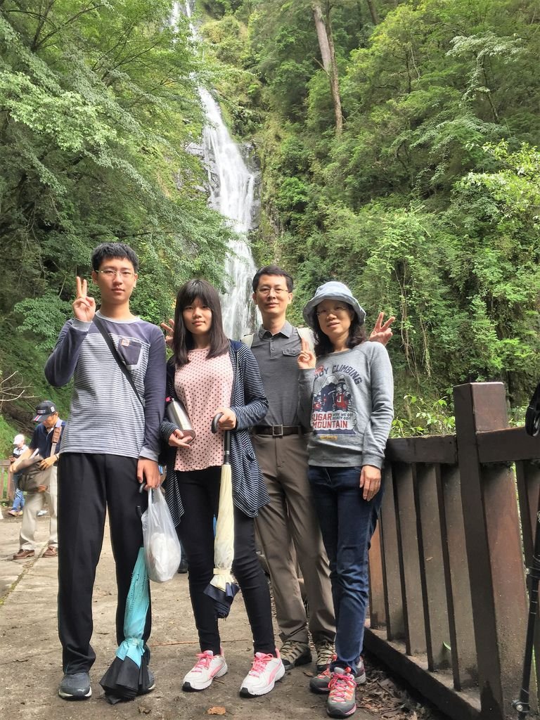 08全家在桃山瀑布合影留念.JPG