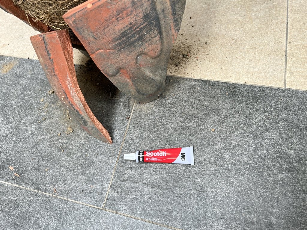 05使用膠水黏看看.jpg