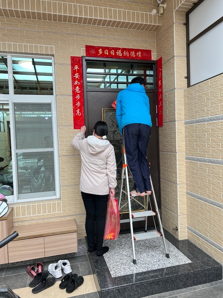 03前一年的春聯~準備撕下來.JPG