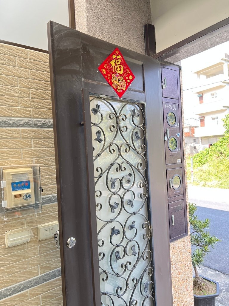 10小鐵門也貼一張福.JPG
