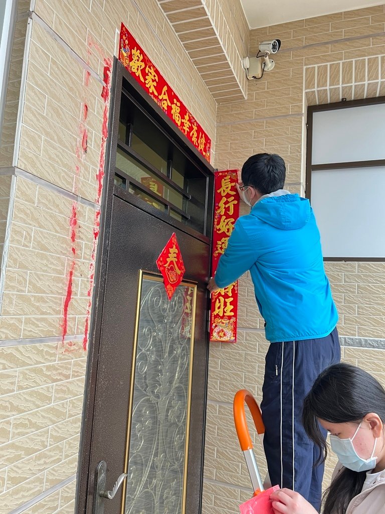 07貼上新的春聯.JPG