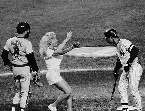 Bob-Boone-Morganna-the-Kissing-Bandit-Don-Mattingly-1986.