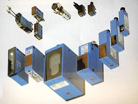 感應器:近接開關、光電開關、發信器、譯碼器、熱電偶、辨識器.