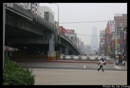 高雄車站旁看85大樓