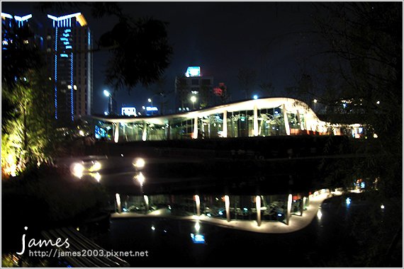 台中新景點秋紅谷廣場夜景05