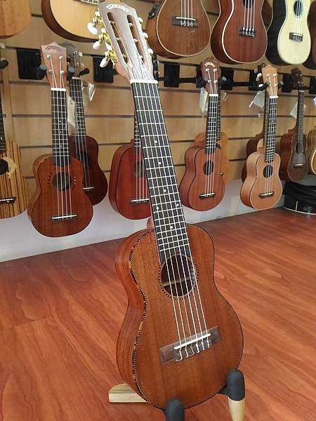 LeolaniGuitalele (1).jpg