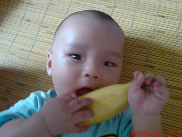 耶，吃香蕉
