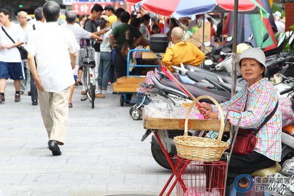 行天宮周邊的商家與攤販首當其衝