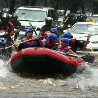 Raftin in JKT Banjir