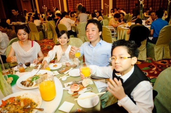 婚紗店老闆和一對兒女
