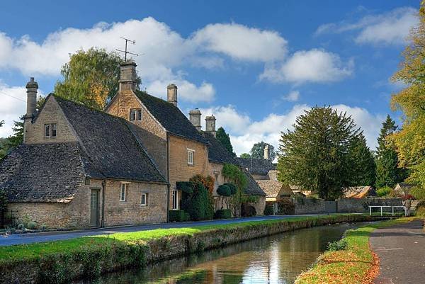 Bourton-on-the-Water-2400x1600.jpeg