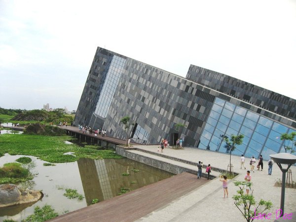 3頃倒的建築.jpg