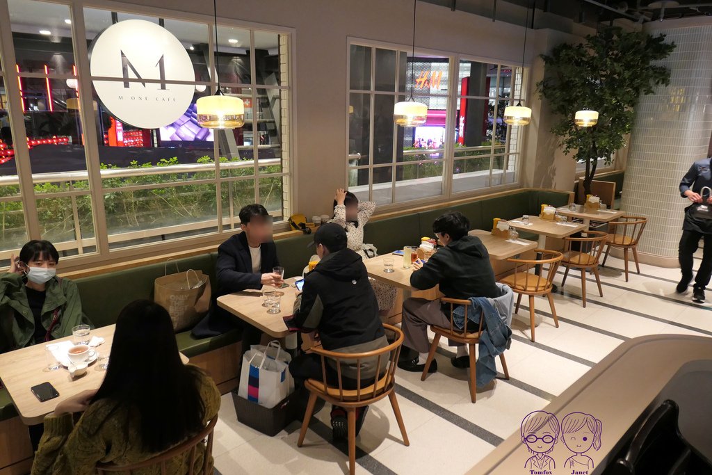 7 M One Cafe 用餐空間.jpg