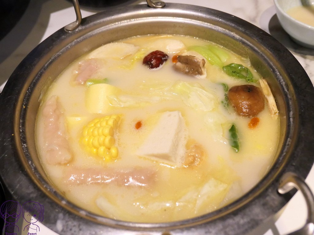 67 肉多多火鍋 胡椒豚骨湯.jpg