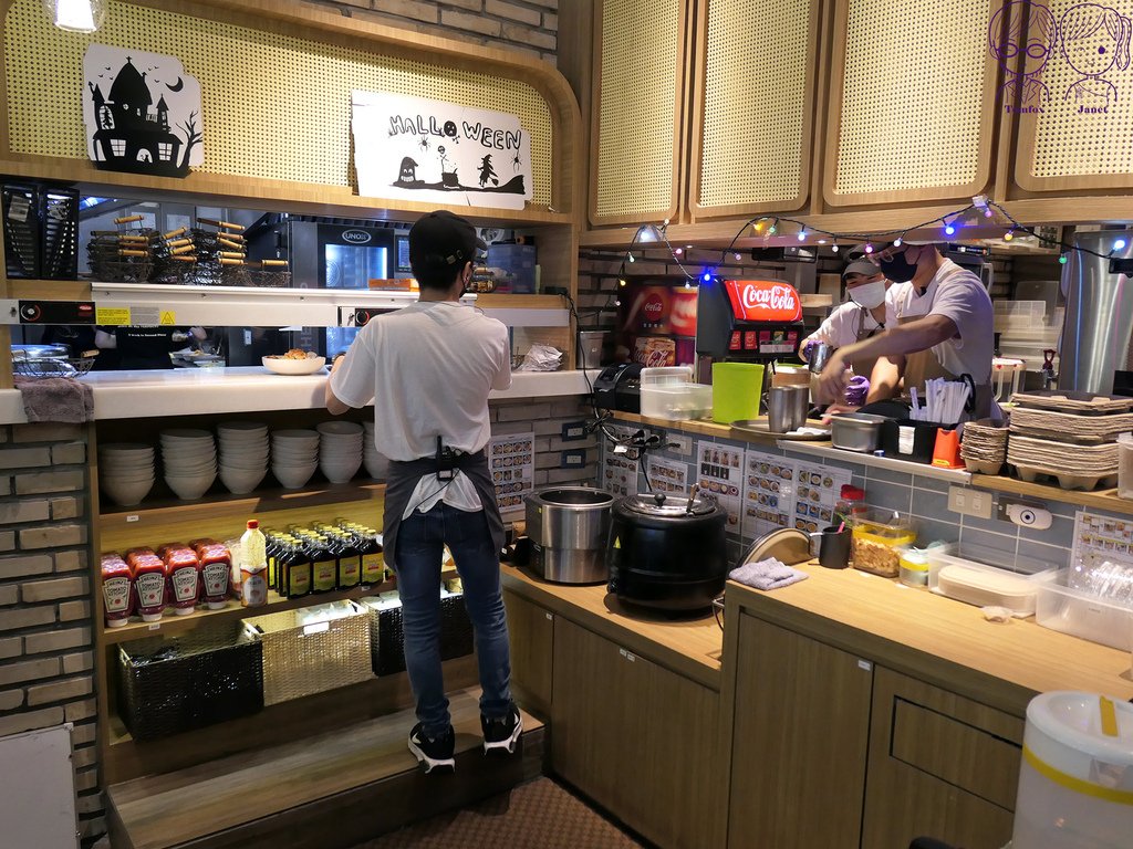 12 貳樓 台茂店 飲料製作區.jpg