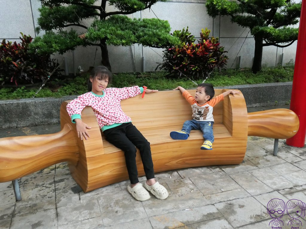 8 宜蘭餅發明館 桿麵棍造型椅.jpg
