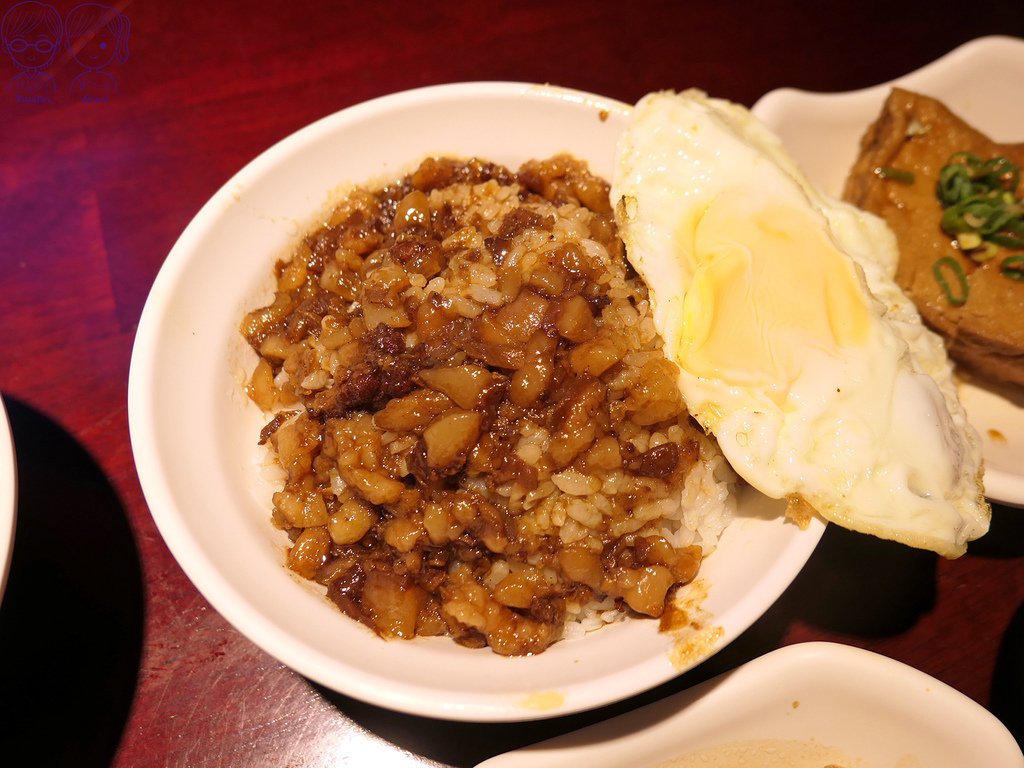 17 大稻埕魯肉飯 魯肉飯+半熟荷包蛋.jpg