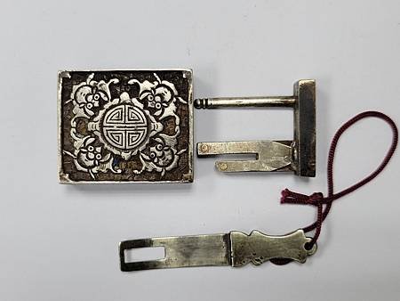 K013白銅方型雕刻四福捧壽倒拉盒鎖-5.jpg