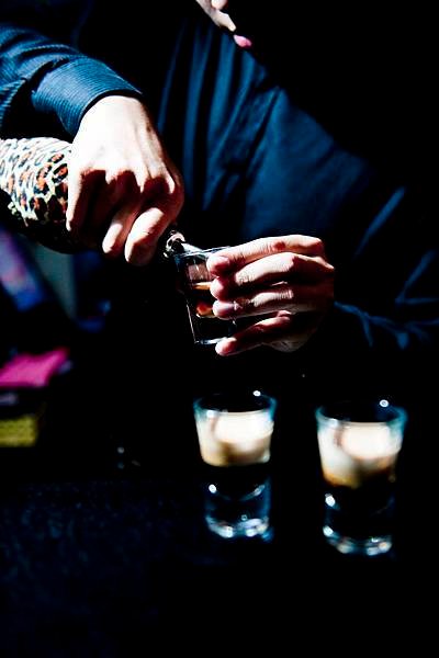 倒奶酒