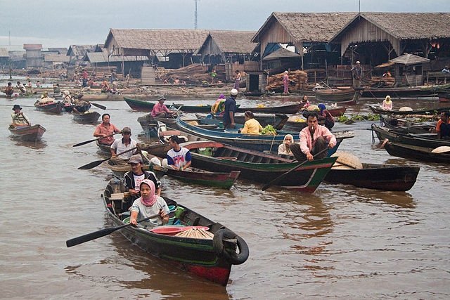 &quot;Pasar Terapung Muara Kuin&quot; by Harri J from Doha الدوحة, Qatar - Traditional Floating Market. Licensed under CC BY 2.0 via Commons - https://commons.wikimedia.org/wiki/File:Pasar_Terapung_Muara_Kuin.jpg#/media/File:Pasar_Terapung_Muara_Kuin.jpg