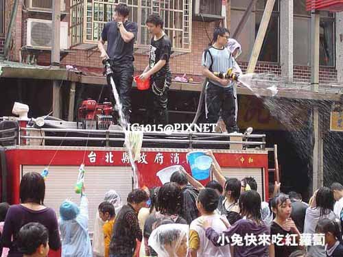 消防車灑水供民眾戲水、打水仗；車上的人也被攻擊