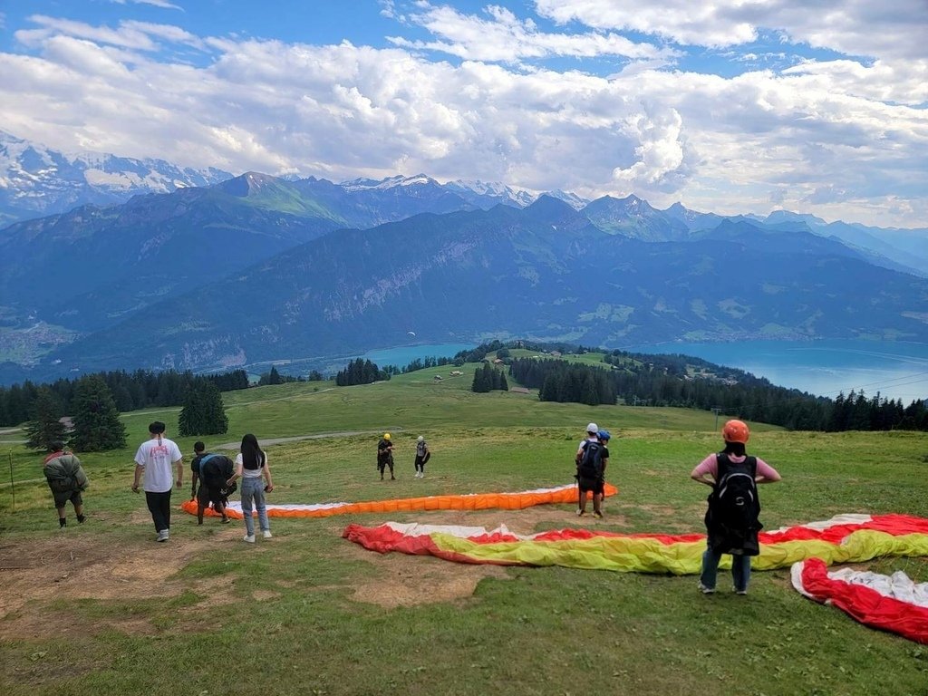 翱翔 茵特拉肯 Interlaken -- 飛行傘