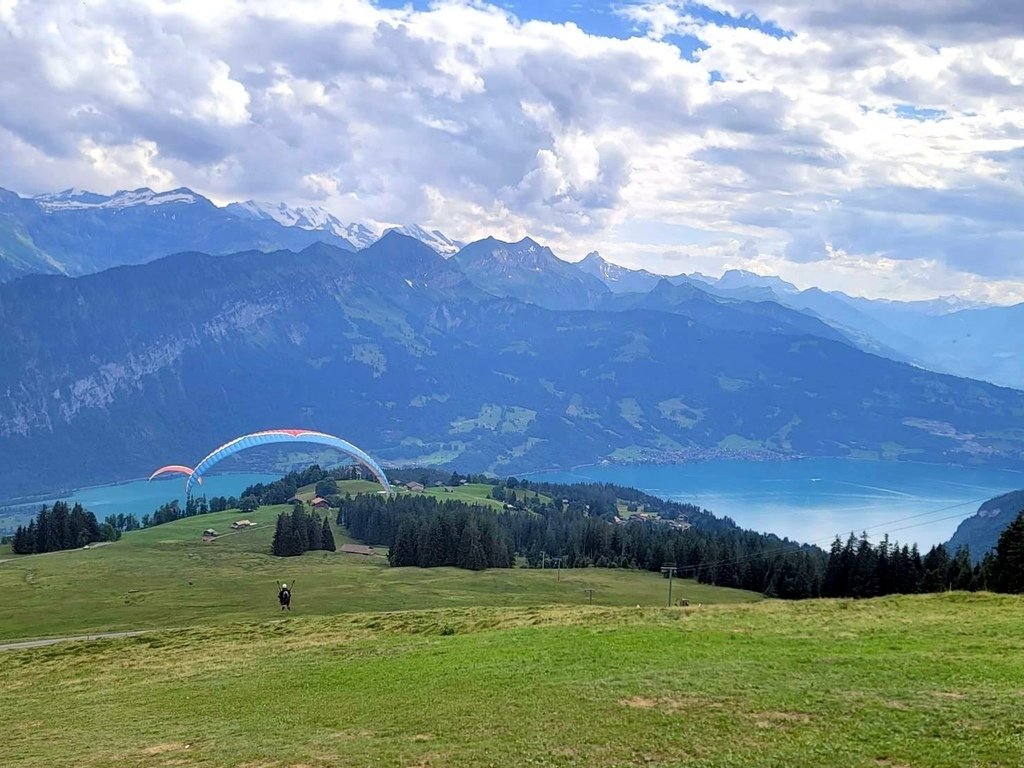 翱翔 茵特拉肯 Interlaken -- 飛行傘