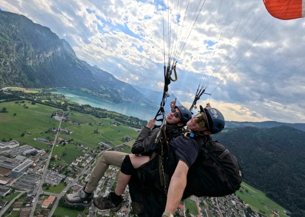 翱翔 茵特拉肯 Interlaken -- 飛行傘