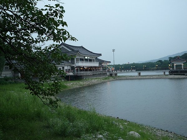 康科得飯店湖岸一景.jpg