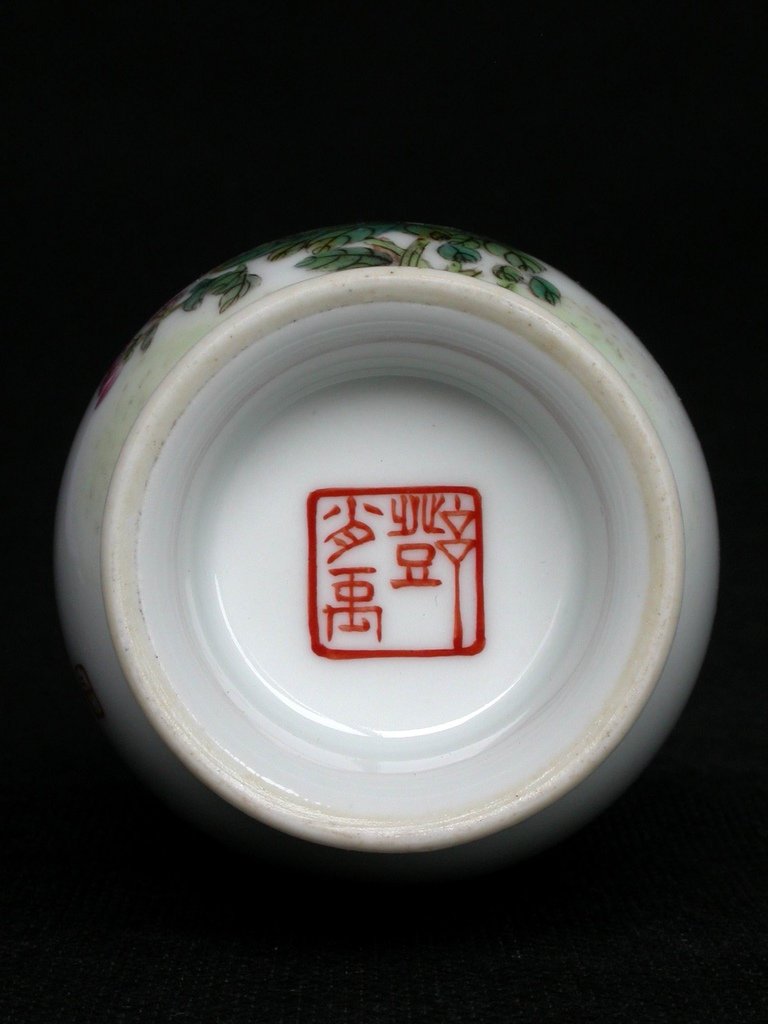 C577鄧肖禹(1900-2000)畫粉彩花鳥圖玉米瓶8.JPG