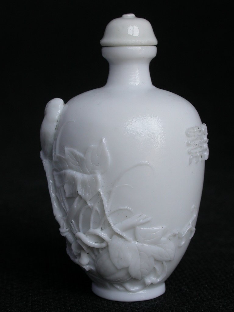 S107陳國治作白瓷雕碩果累累花鳥圖鼻煙壺2.JPG