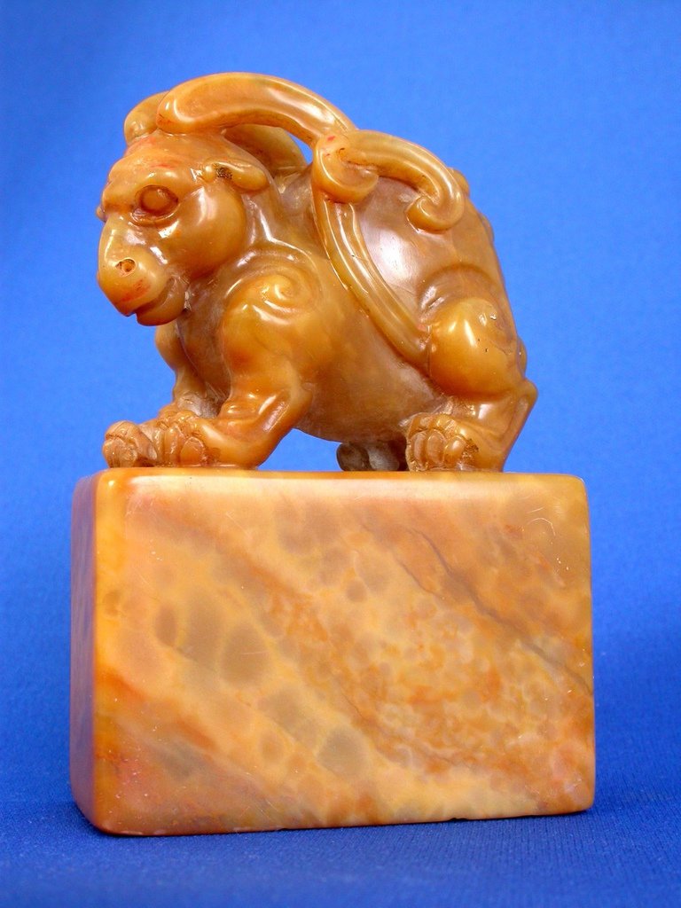 096王福庵款(1881-1960)黃壽山雕異獸紐長方印2.JPG