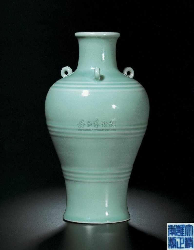 清雍正粉青釉三繫弦紋梅瓶(28.3cm)-香港蘇富比2009-10-08成交價RMB13,408,820.jpg