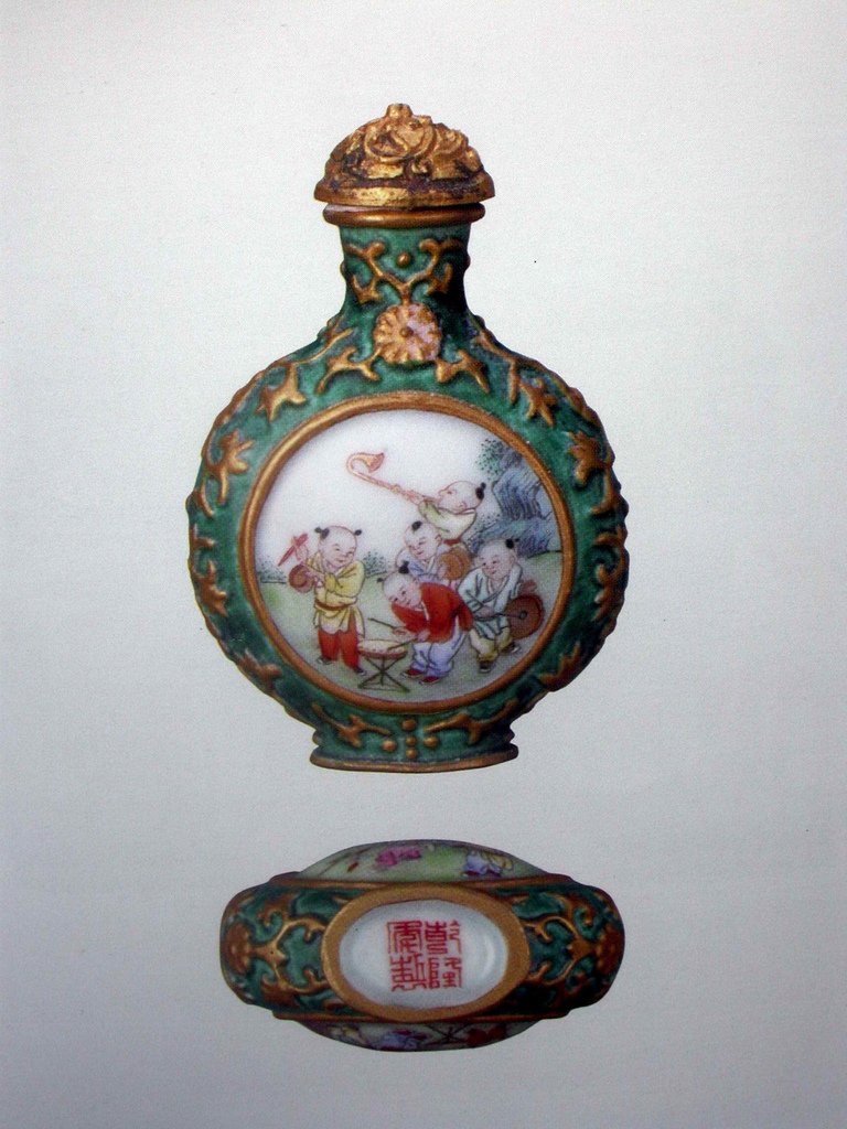 清乾隆御製粉彩嬰戲圖鼻煙壺(通高6.5cm)-北京故宮藏 2.jpg