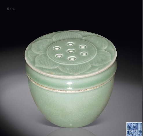 清道光豆青釉蓮子小罐(高5.6cm)-上海新華2013-12-26估價RMB80,000-120,000