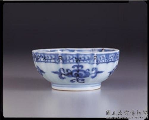 明永樂青花折枝靈芝菱花式茶盅(高3.9口徑8.9足徑4.8cm)-臺北故宮