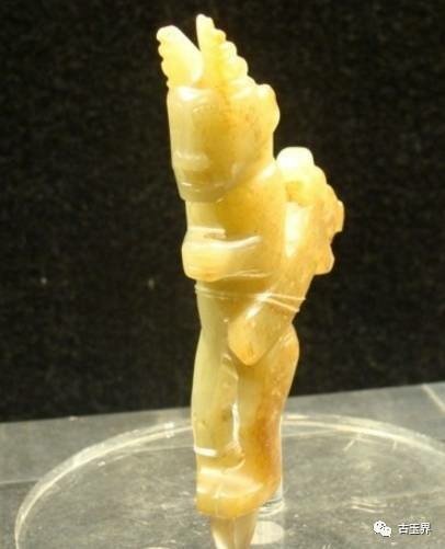 商代玉立人(高9.7寬5.3厚1.6cm)- 1993年曲沃縣北趙晉侯墓地63號墓出土，山西博物院藏6.jpeg